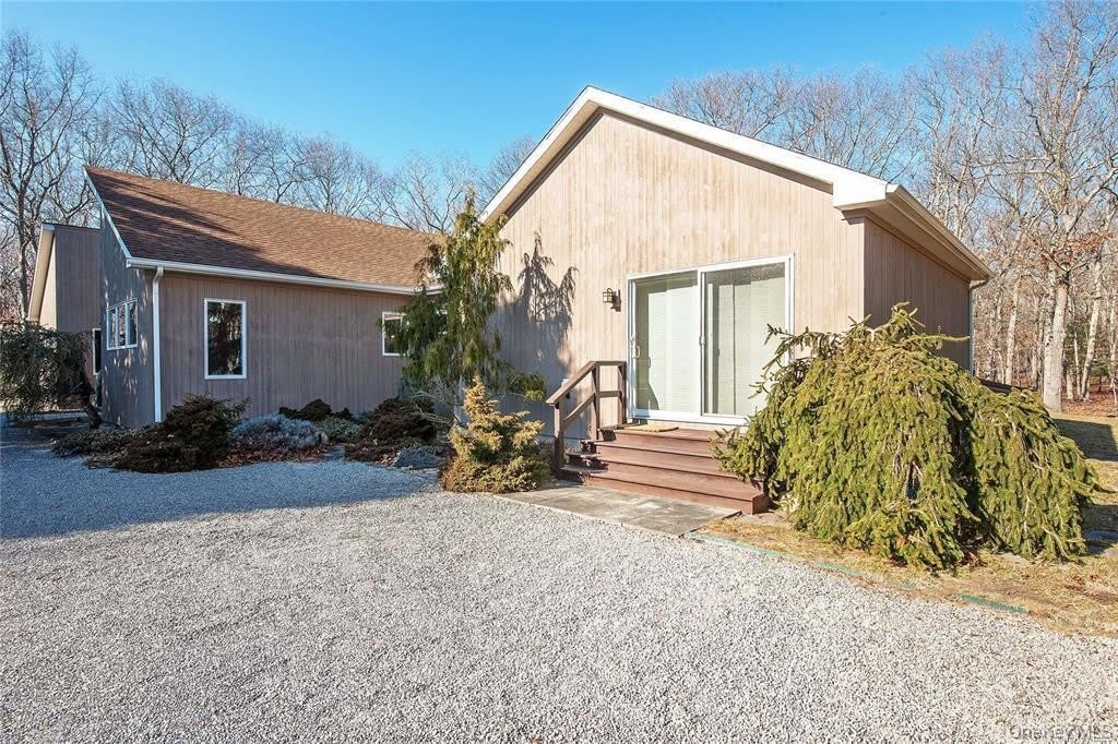 63 Gardiners Lane – photo 1 of 10