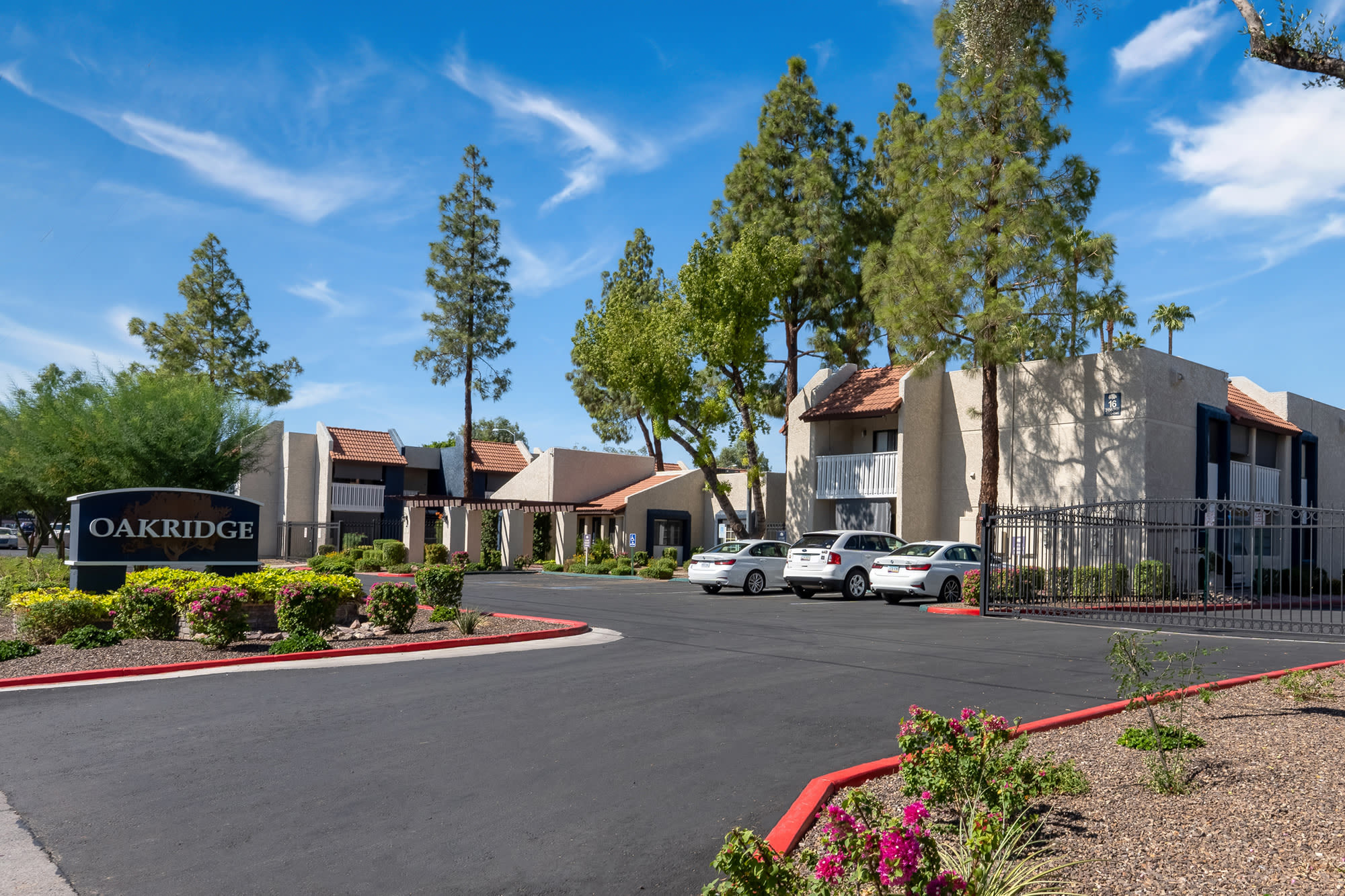 Oakridge Apartments – photo 1