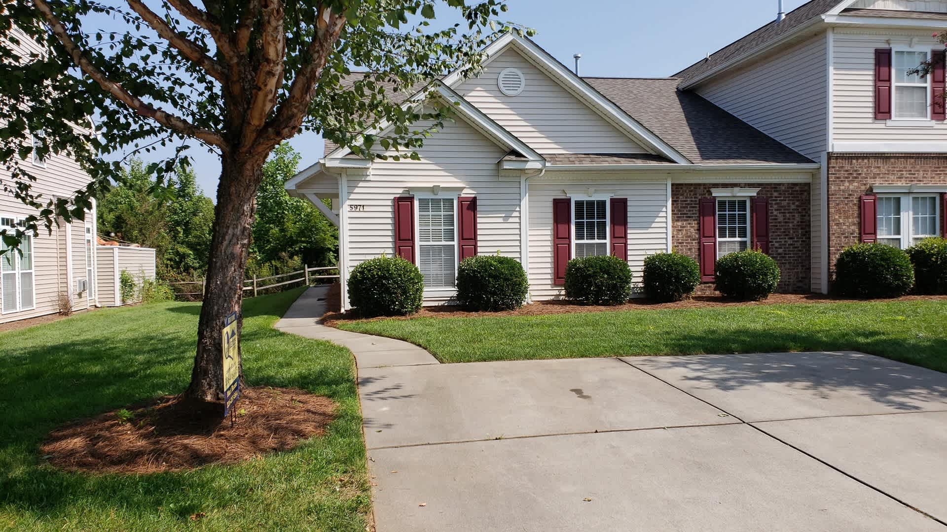 One level townhouse, no stairs, convenient to Lewisville/Clemmons – photo 1