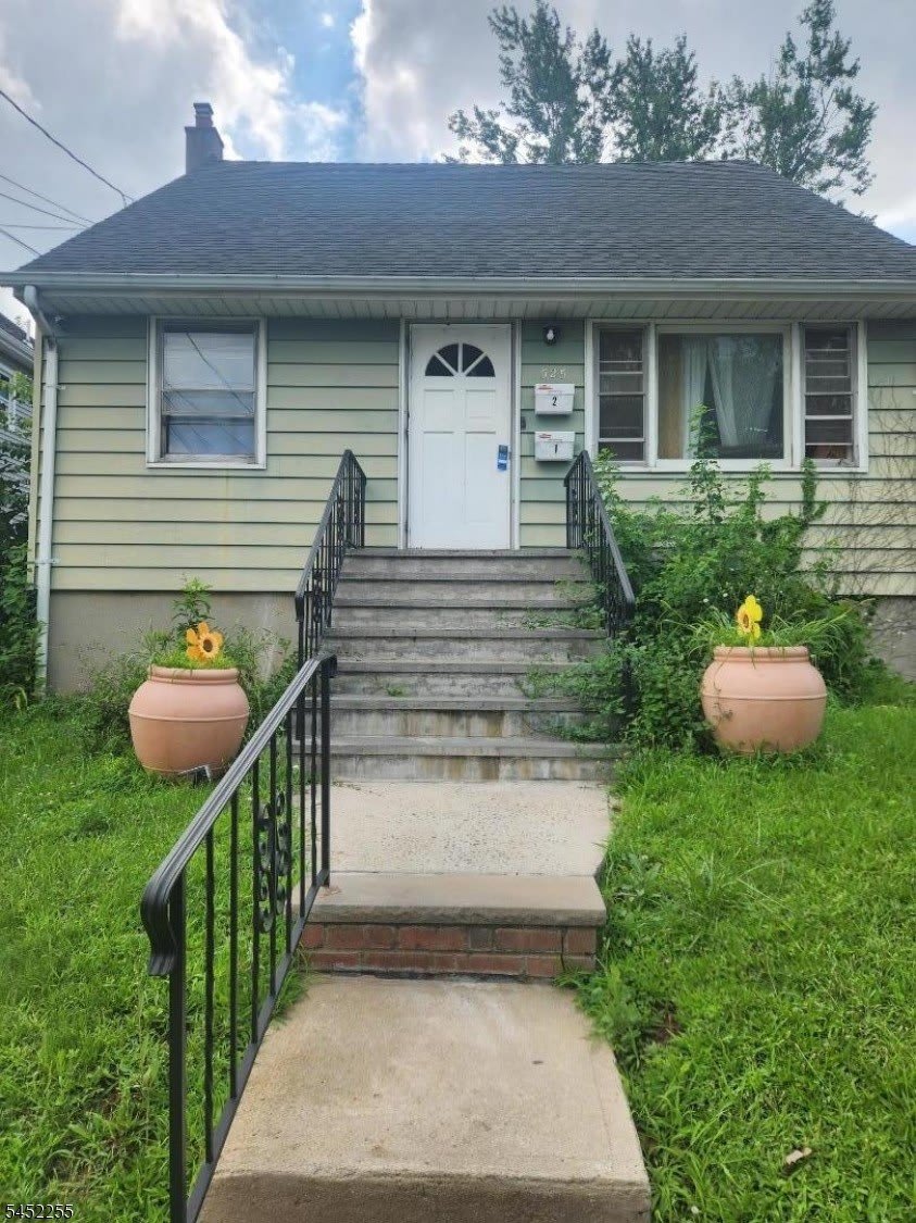 525 Maple Ave – photo 1 of 5