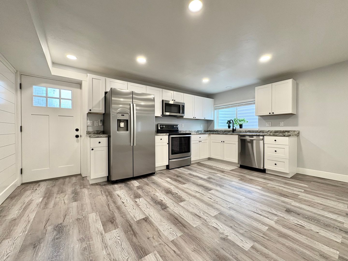 Fully Remodeled 2BR with Private Entrance, In-Unit Laundry & Parking – photo 1