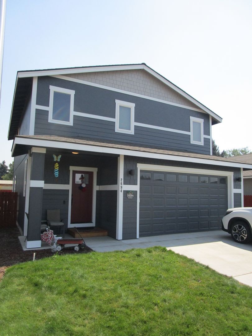 End Of Road Privacy In 2 Story Home North Of Prineville Lawn Maintenance Provided Available Early September