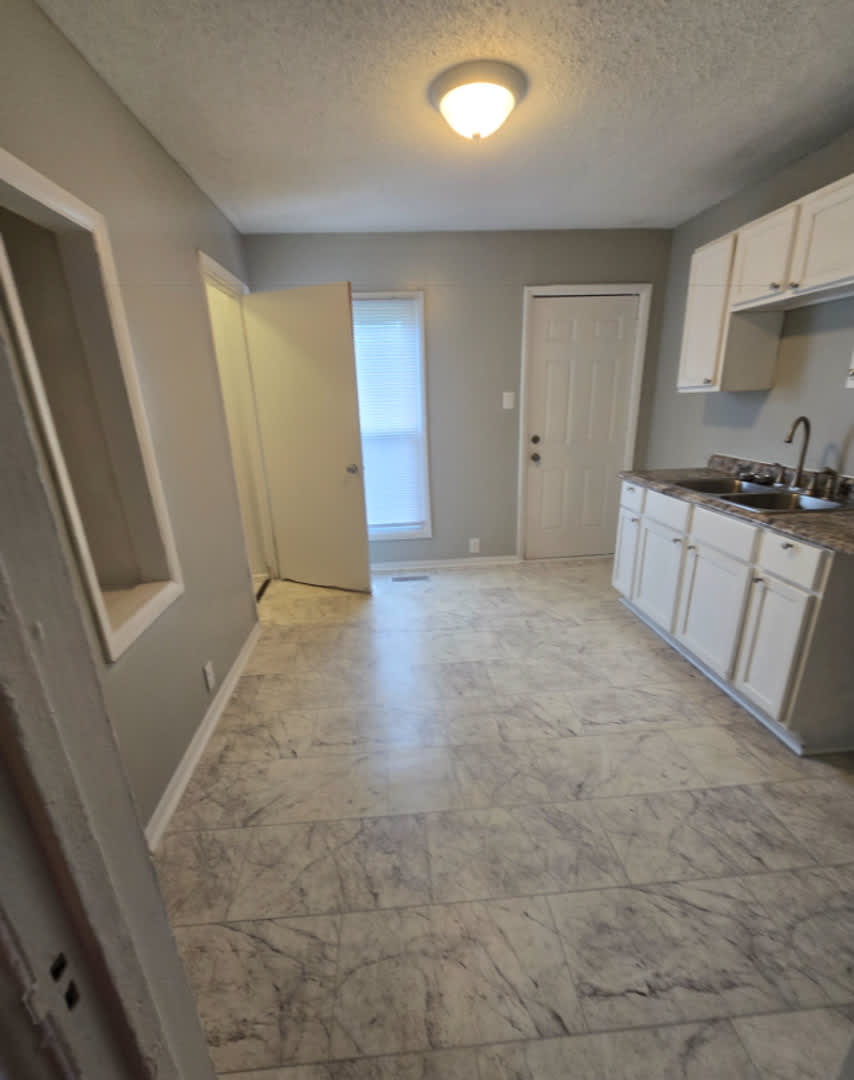 Newly Updated Two Bedroom Near 10Th Sherman – photo 1