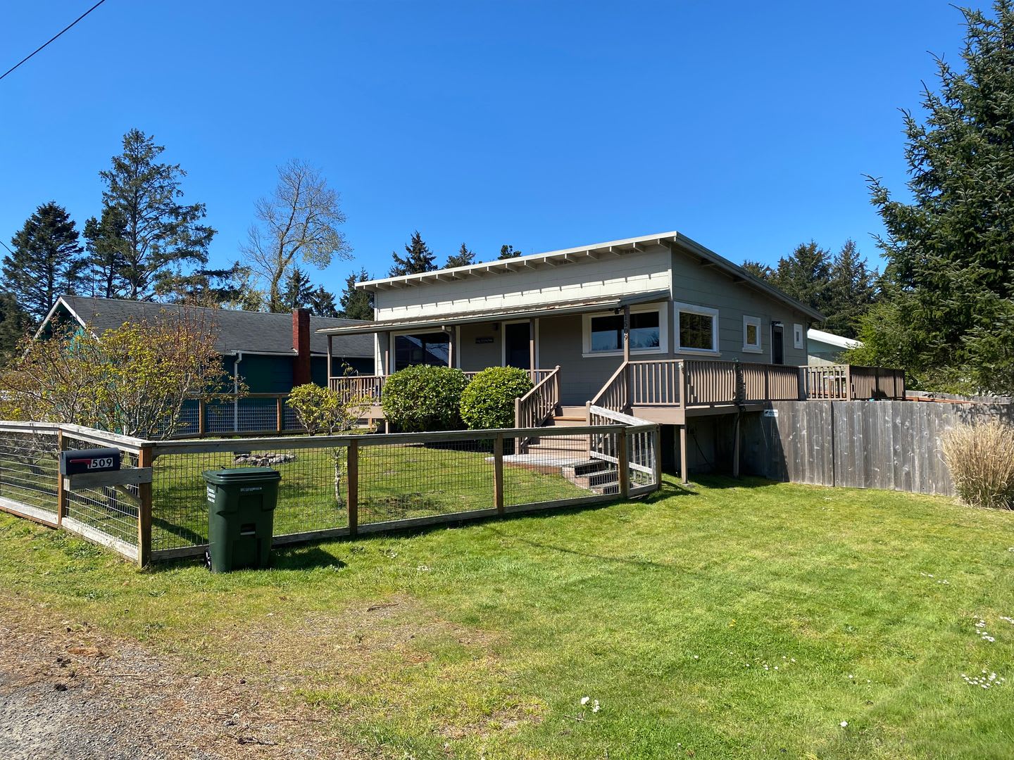 MONTHLY RENTAL ON LONG BEACH PENINSULA – photo 1 of 19