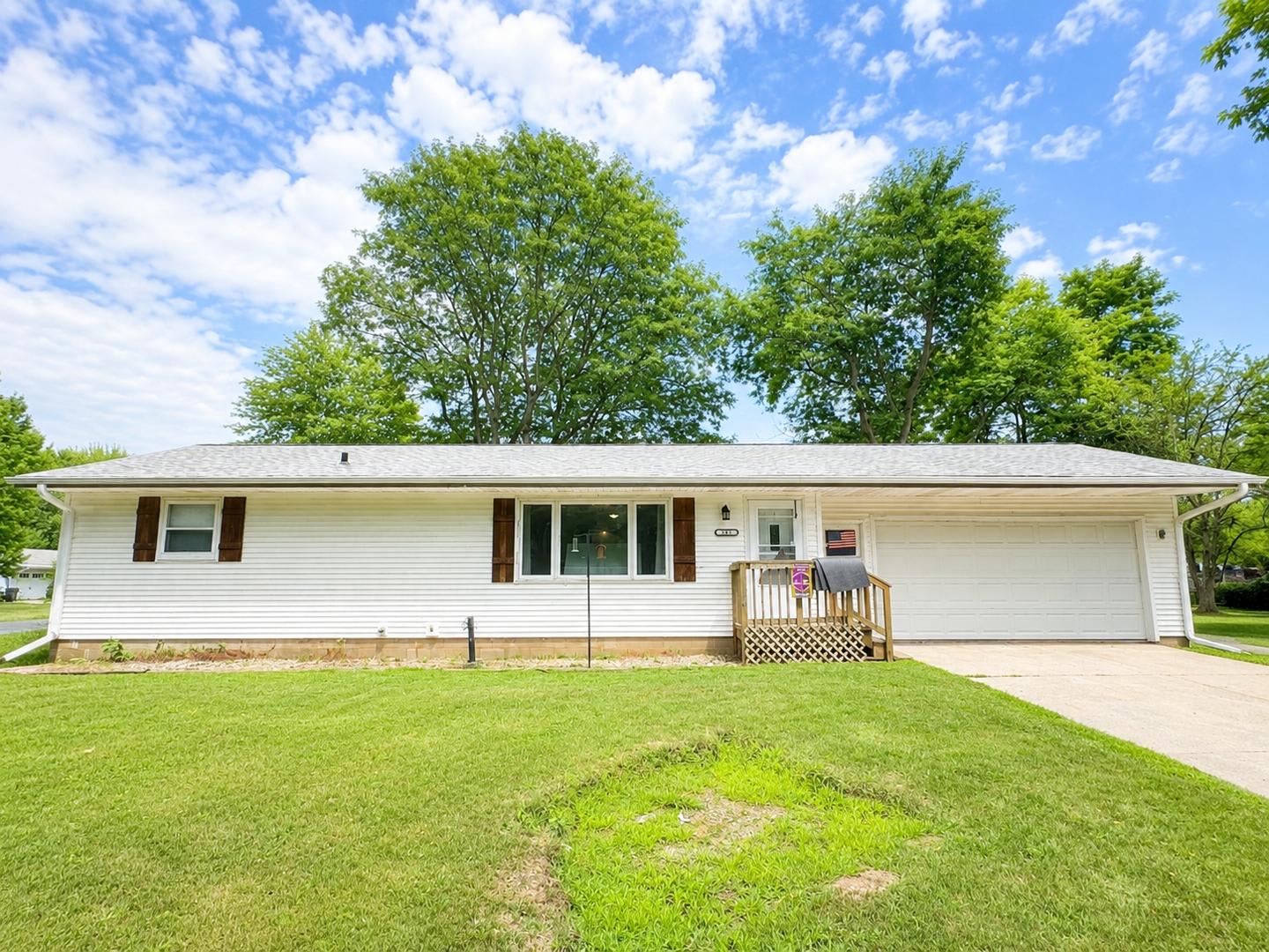 3 Bedroom Ranch Home with Large Fenced in Yard!! – photo 1