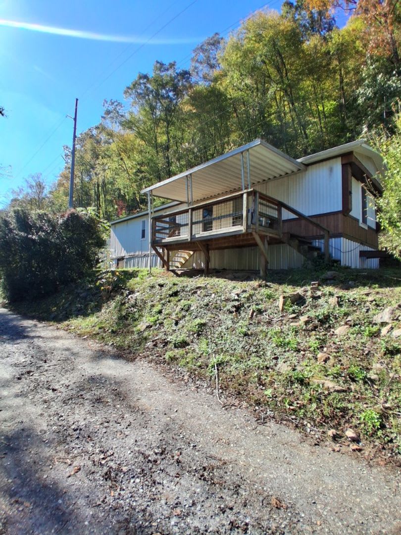 1 500 2 Bedroom 1 Bath Mobile Home Sitting On The Tuckasegee River – photo 1 of 27