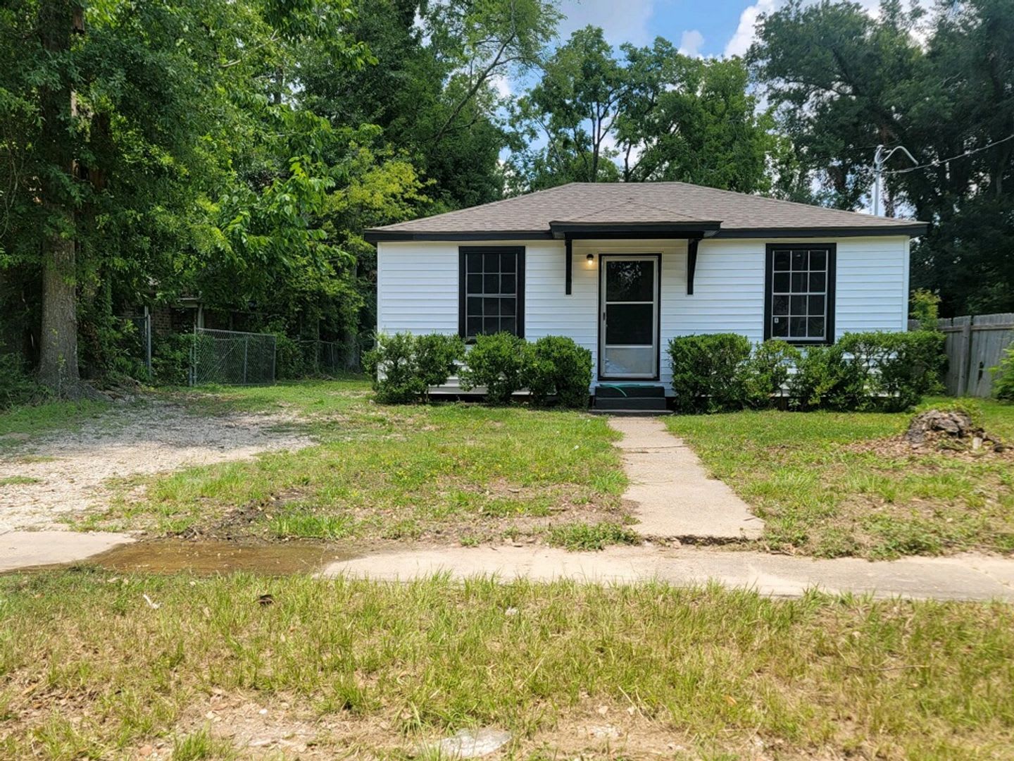 2B/1B Home Available in Lake Charles – photo 1 of 8