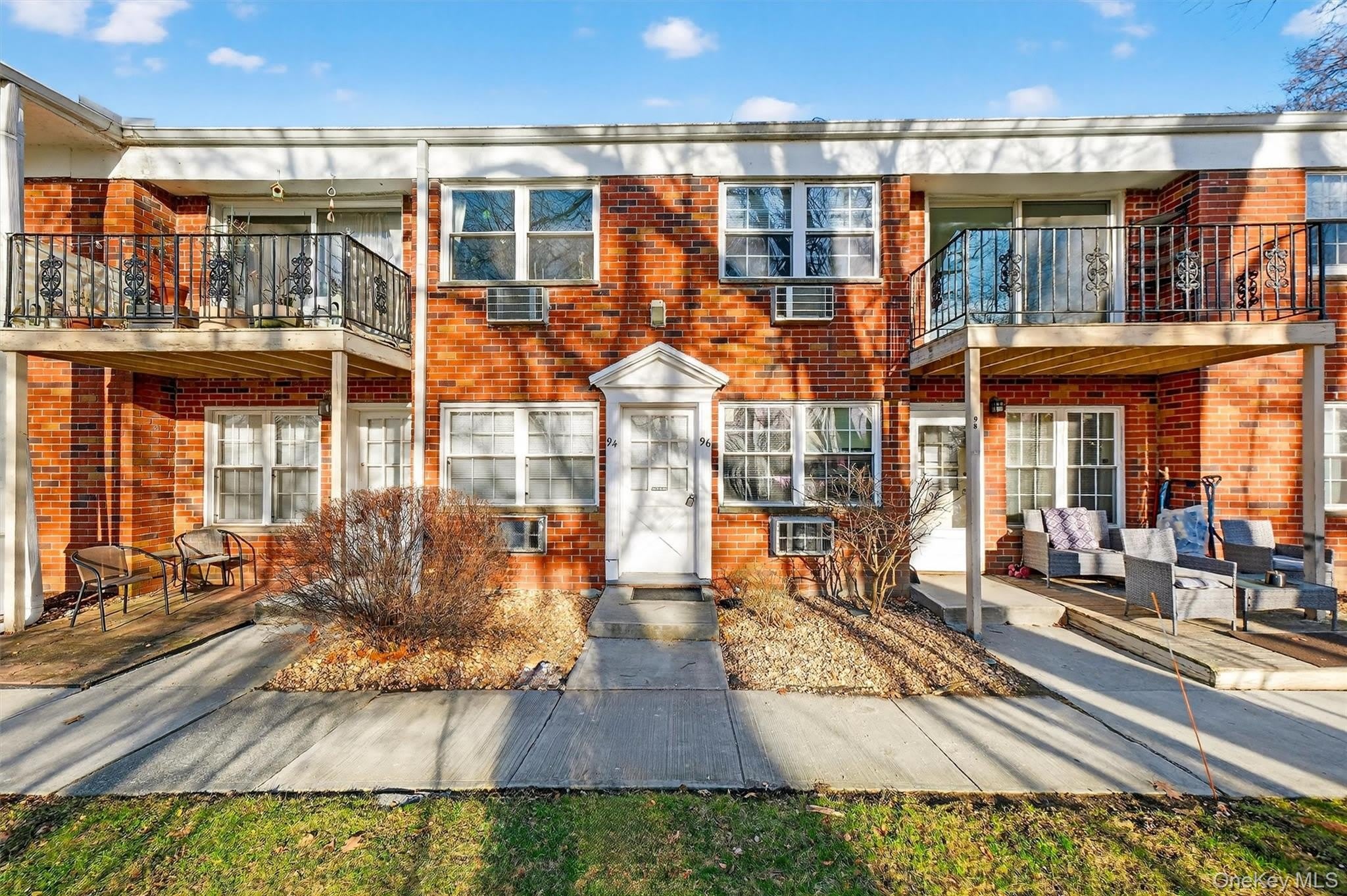 4 Colonial Road – photo 1 of 17