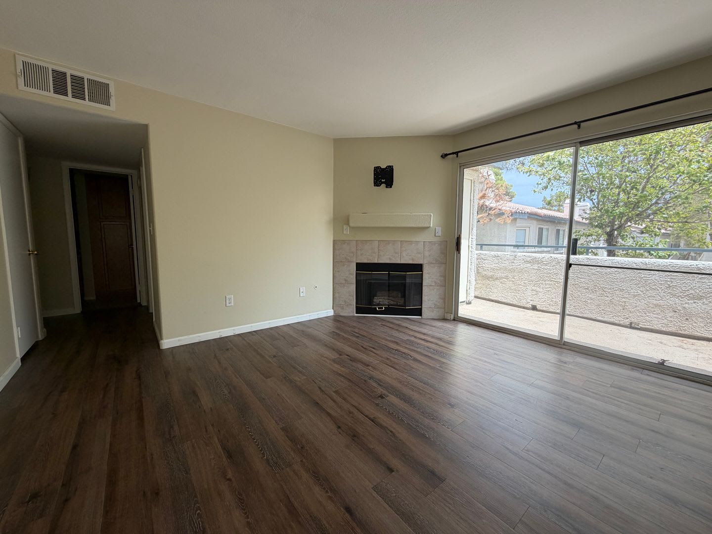 Charming 2 bedroom 2 bathroom condo – photo 1