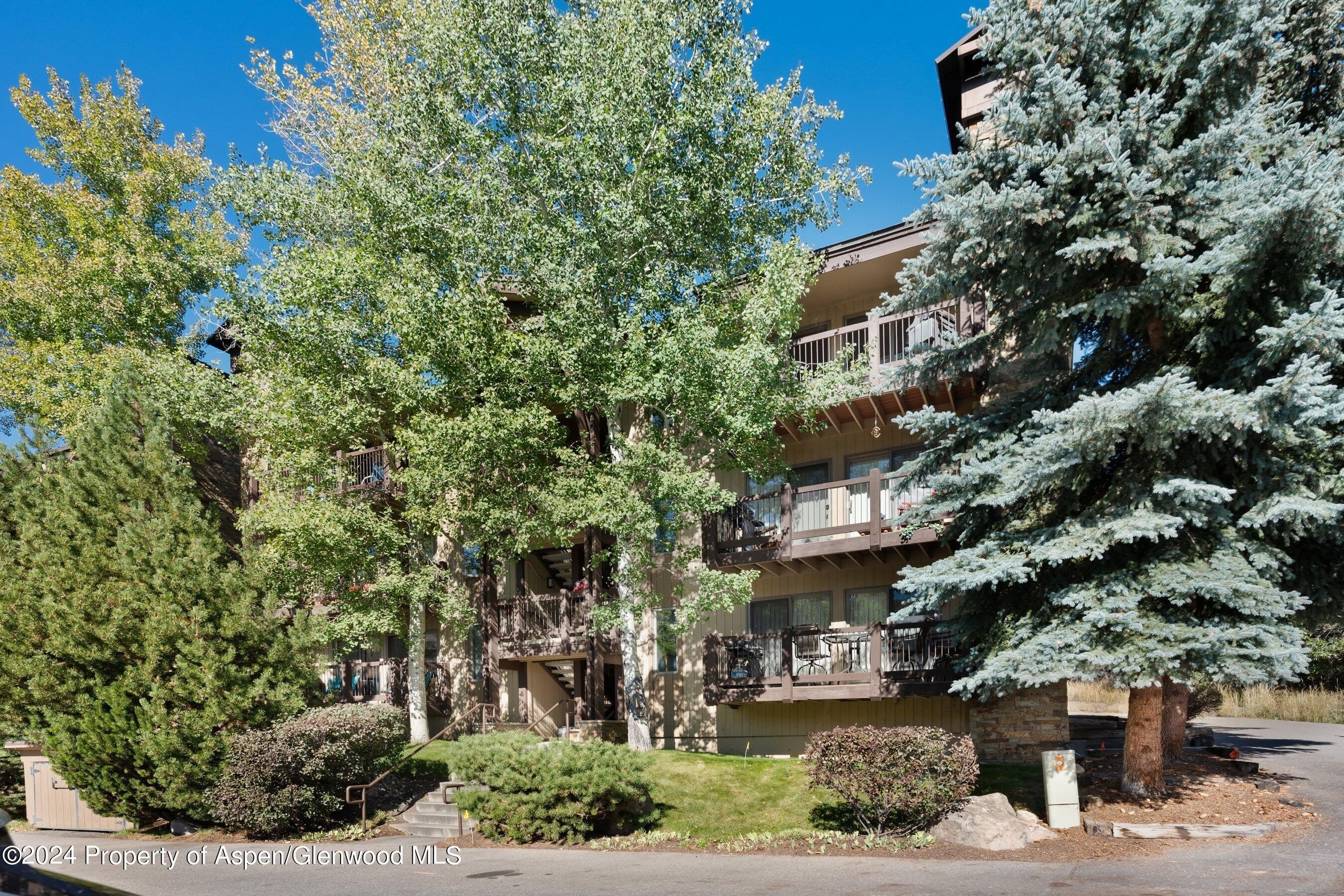 35 Upper Woodbridge Road – photo 1 of 17