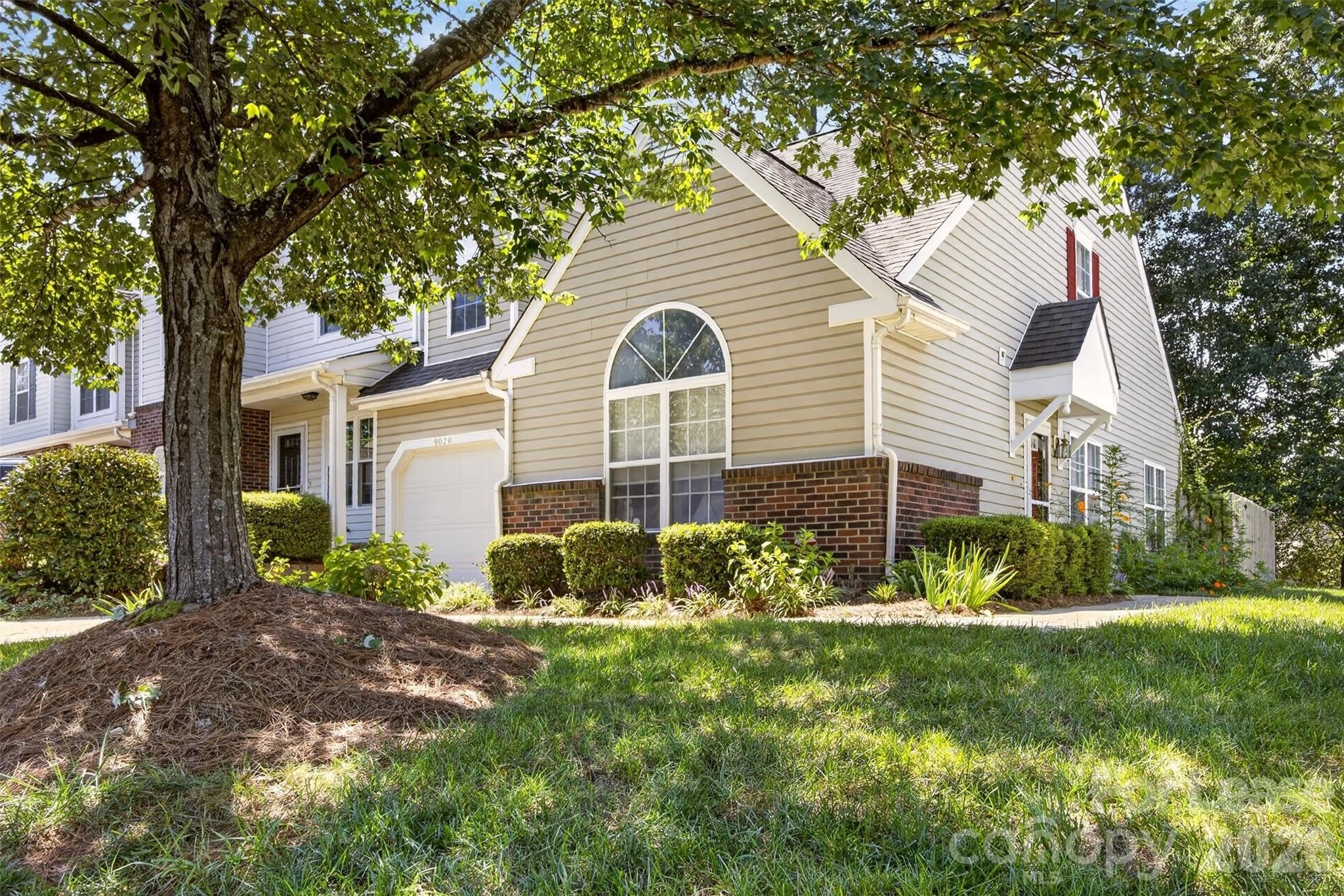 9020 Roseton Lane – photo 1