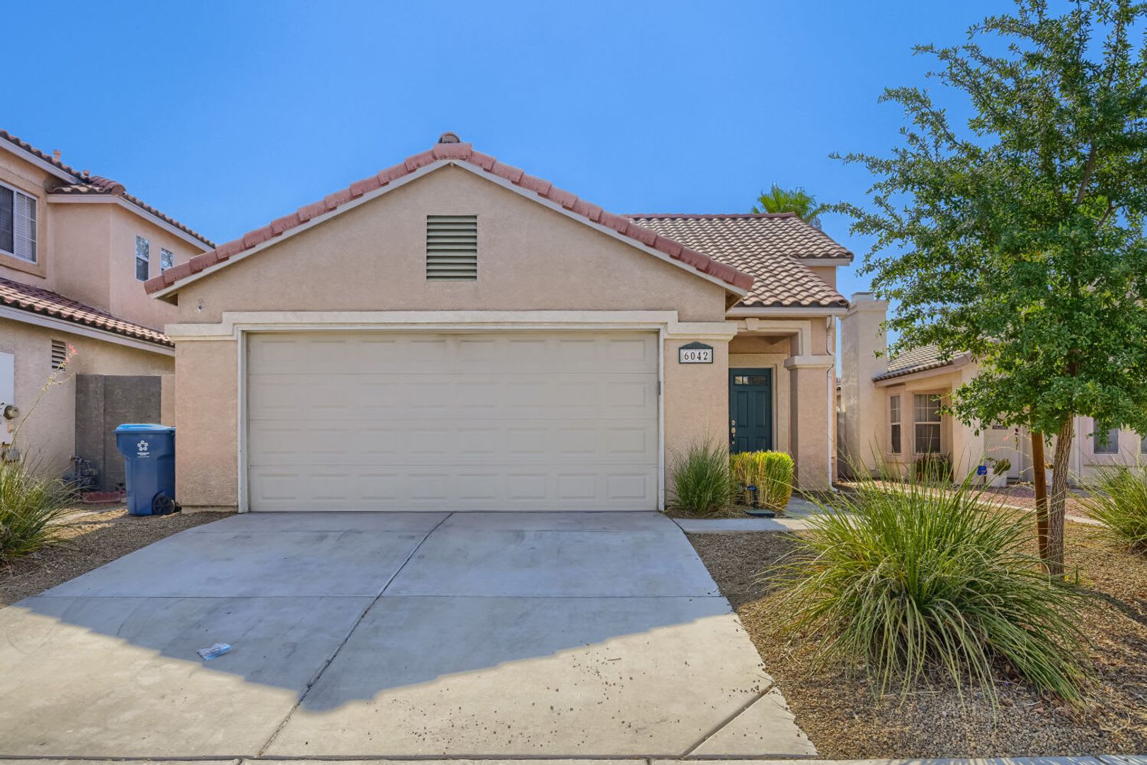 Move In Special 300 Off First Month Rent Beautifully Updated 3 Bedroom Home With Designer Kitchen Cozy Fireplace – photo 1