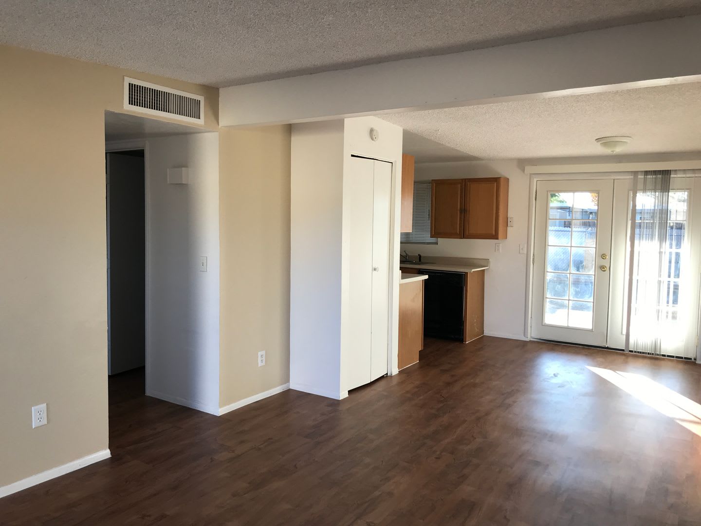 Conveniently Located 3Bdm 2Ba Townhome! – photo 1