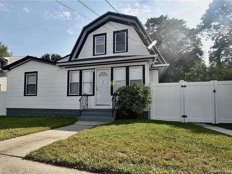 980 Thomas Avenue – photo 1 of 5