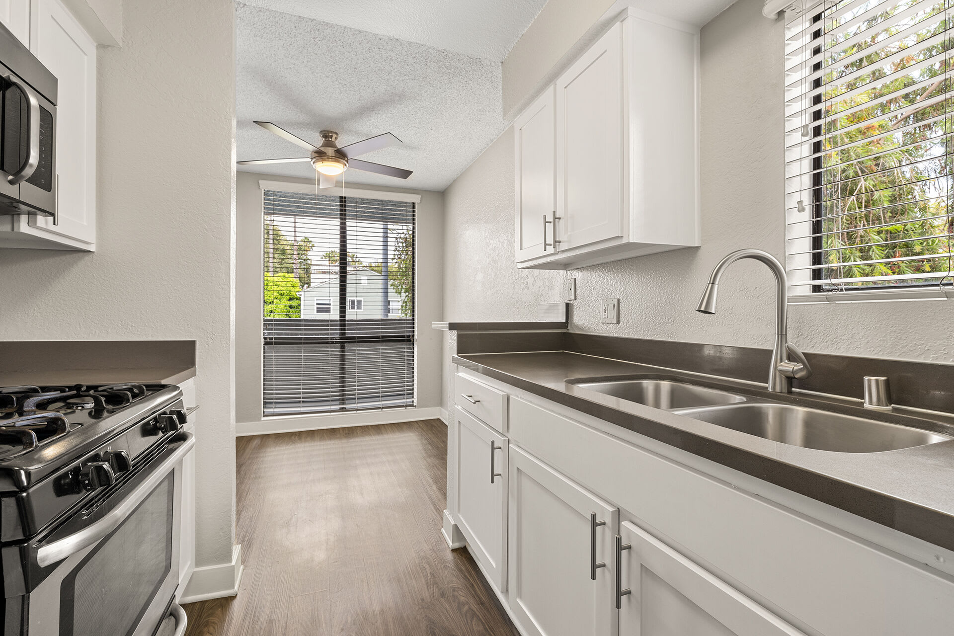 4250 Coldwater Canyon Apartments – photo 1