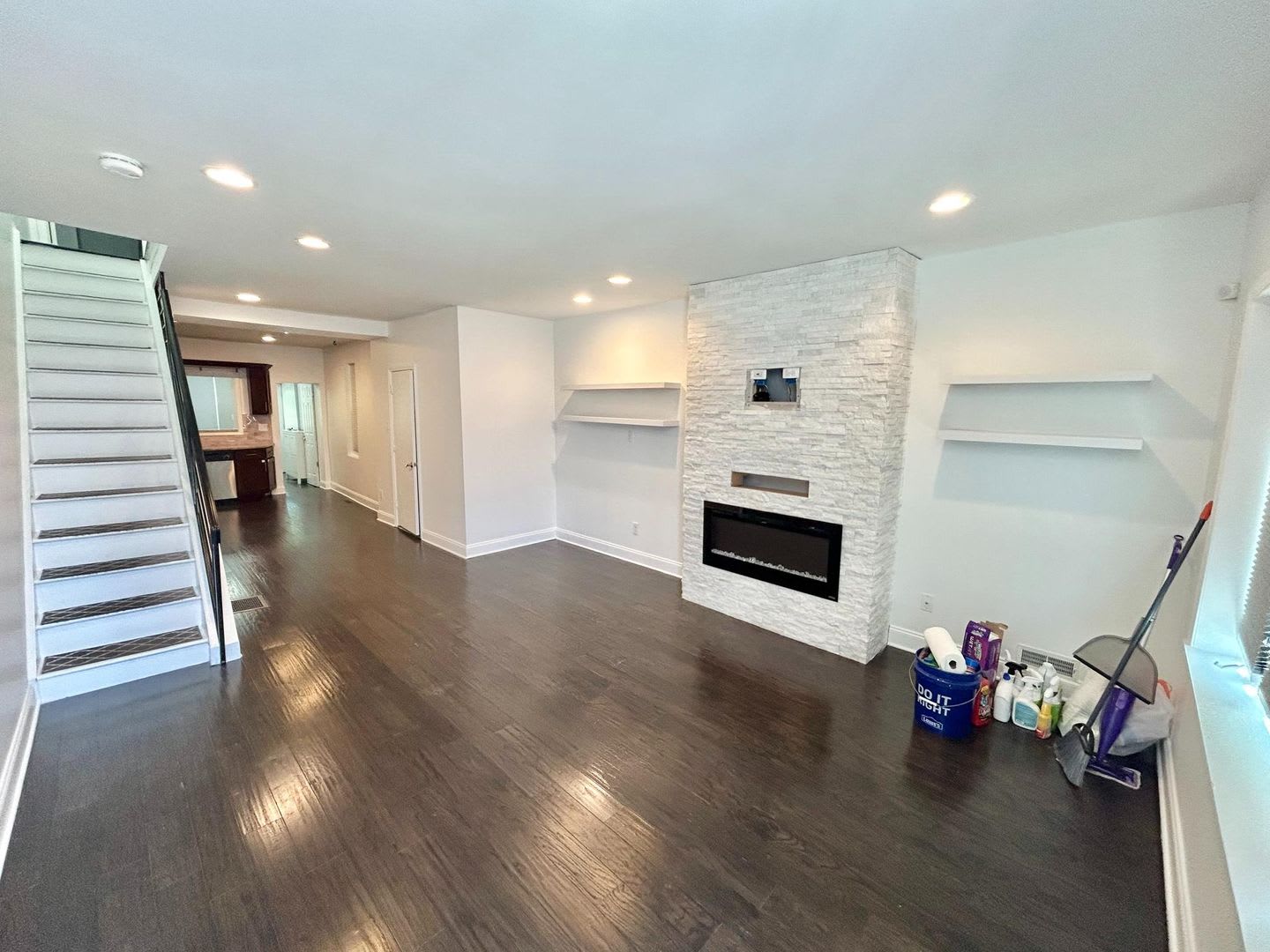 Spacious 3 Bedroom Home With Central Air In Unit Laundry And Patio – photo 1