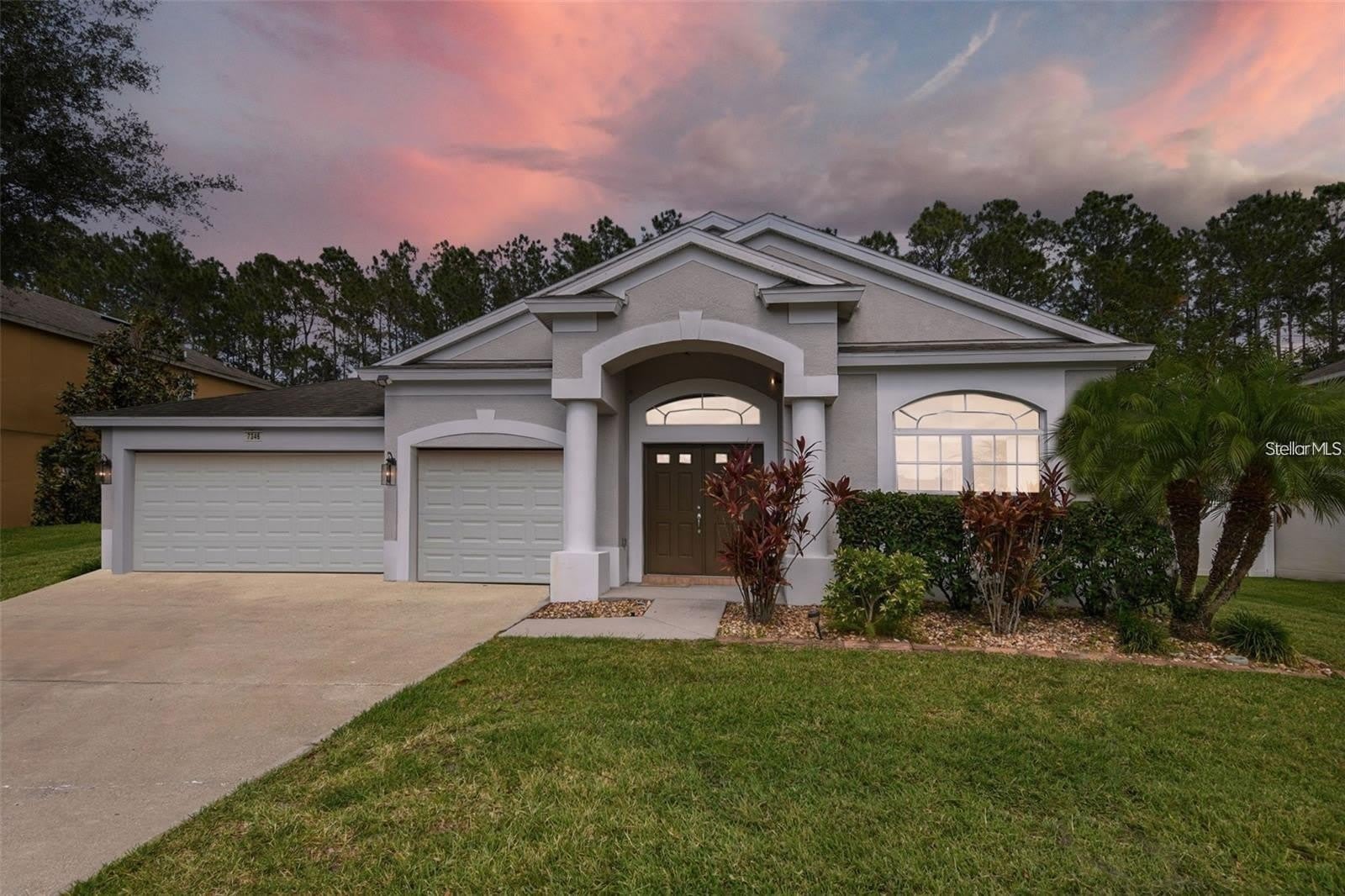 7346 CRESCENT PALM Drive – photo 1