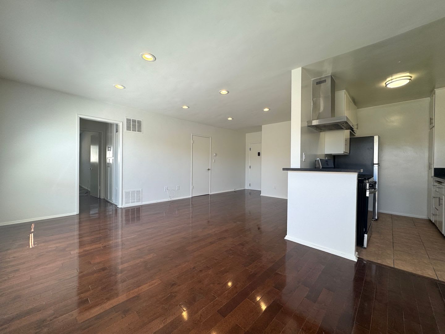 Spacious Top Floor 1 Bedroom in West Hollywood! – photo 1