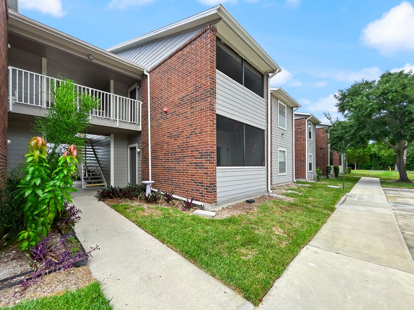 Spacious Condo Living in a Prime St. Petersburg Location! 2bed – photo 1