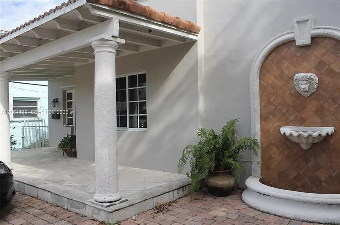 1027 Southwest 10th Avenue – photo 1