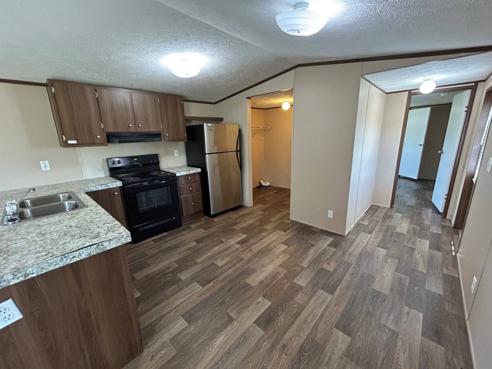 1509 Thomas Dr – photo 1 of 9