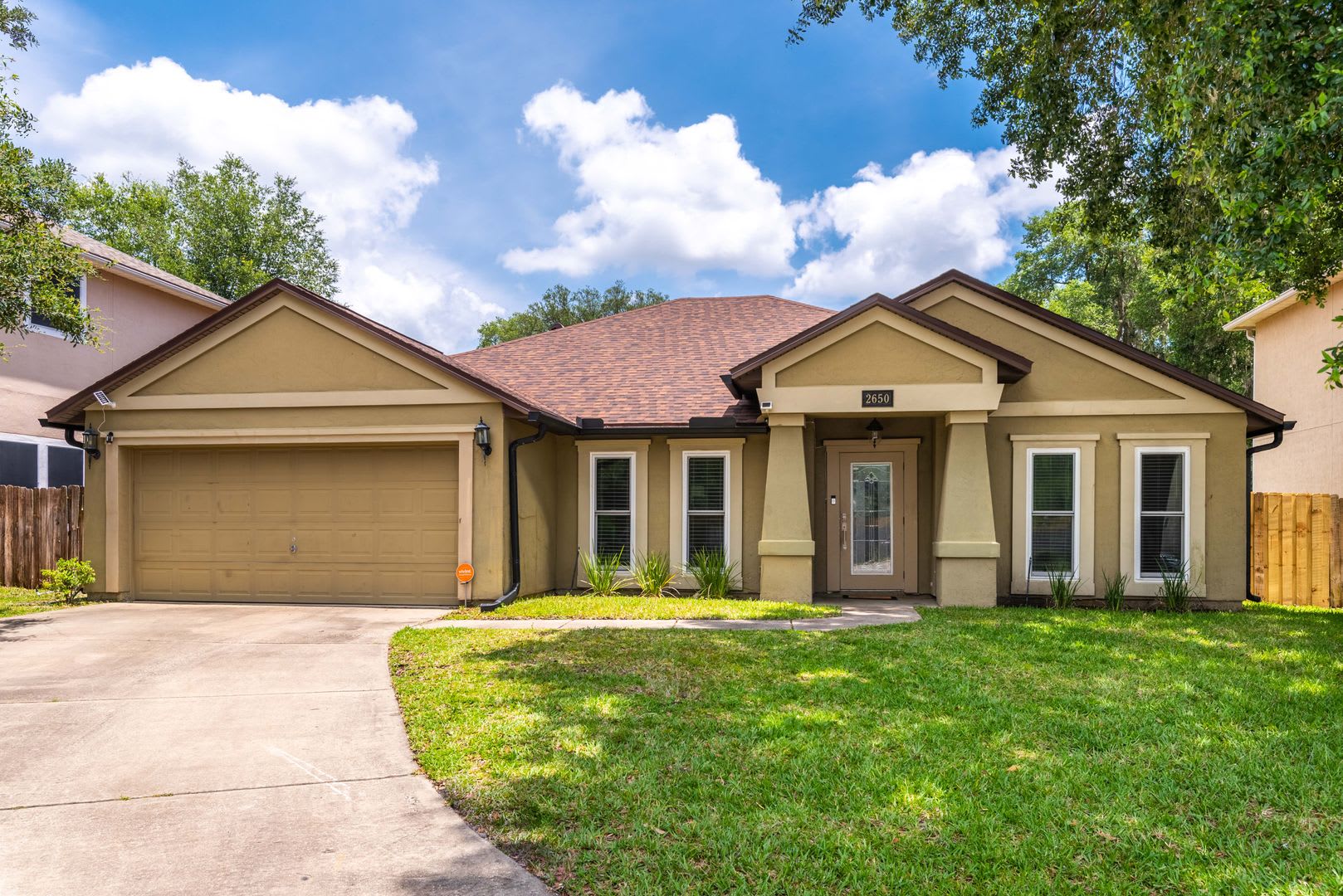 Cul De Sac Home With Fenced Backyard Screened Porch Lawn Care Included – photo 1