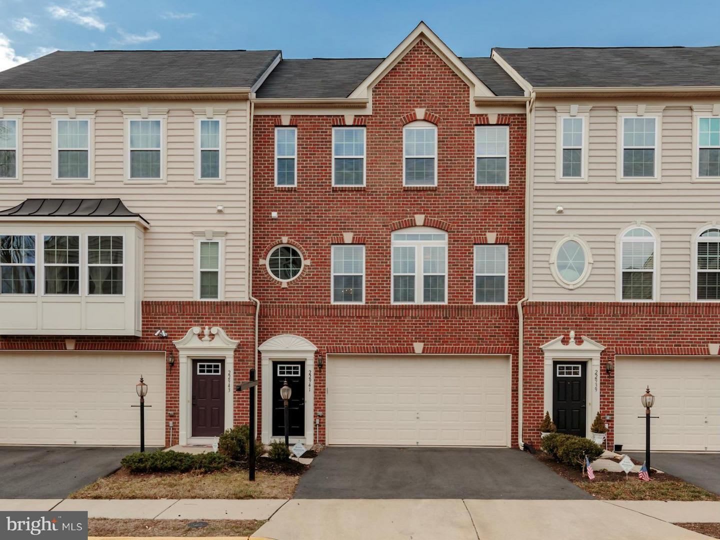 Beautiful 3BR Townhome Available – photo 1 of 30