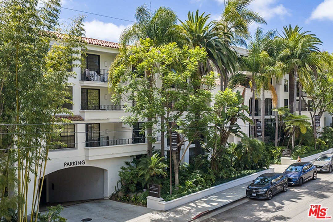 555 S Barrington Ave – photo 1
