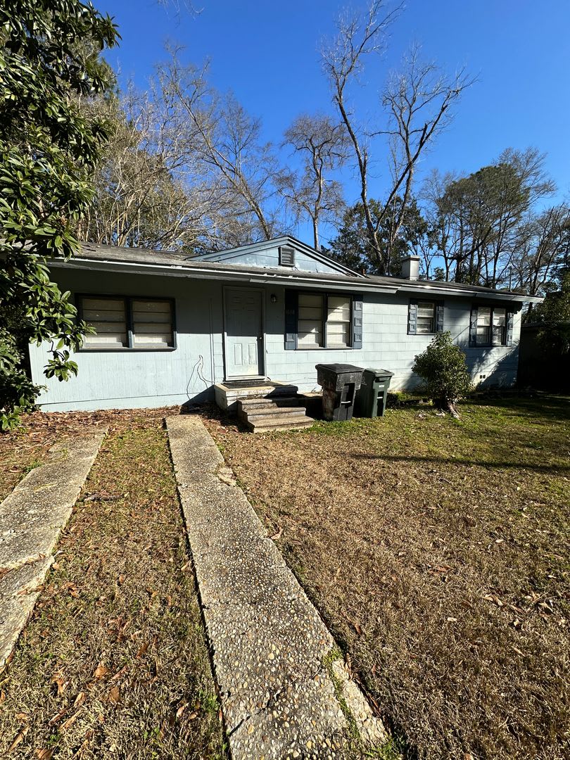 3 bedroom 1 bath house with a large back yard! Available now! – photo 1