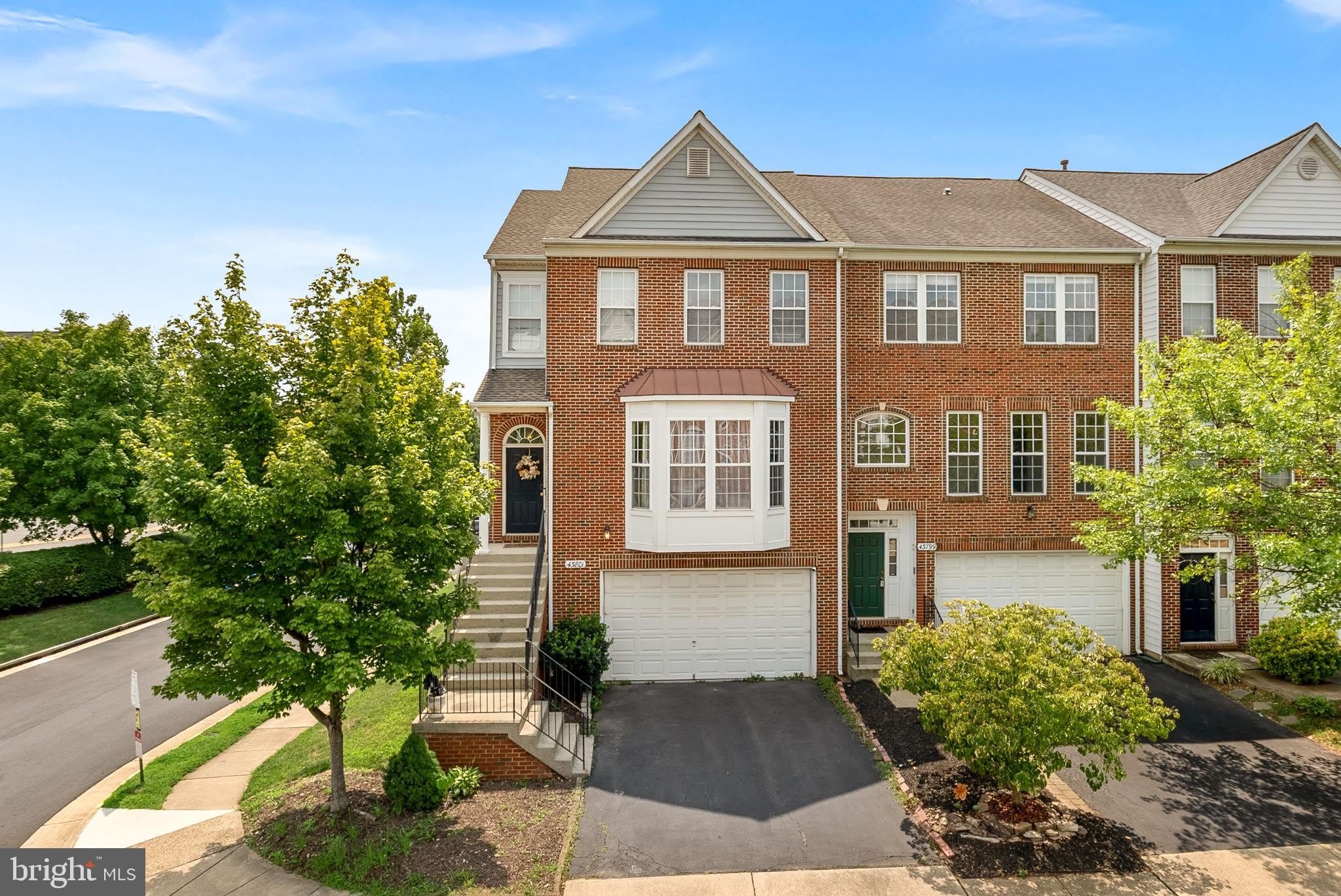 43801 MAISON BLANC Square – photo 1 of 46