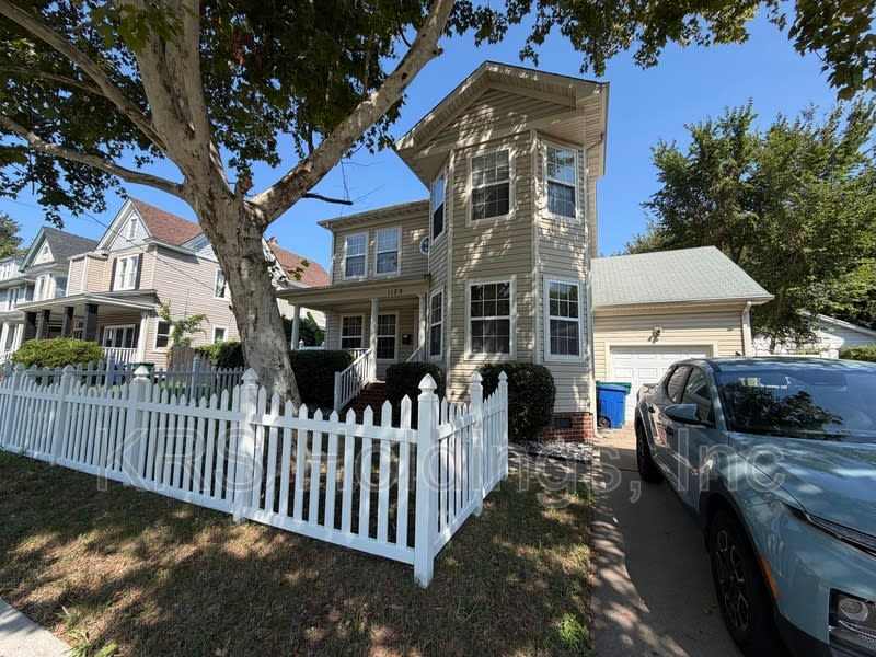 1129 Hampton Ave – photo 1