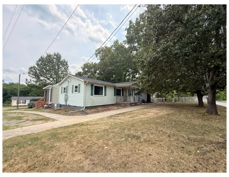 607 East Elm Street – photo 1 of 7