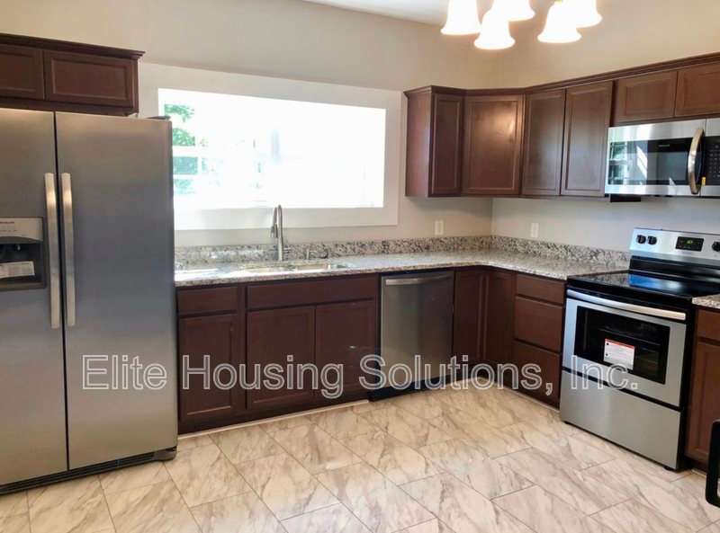 4672 W Lee Hwy – photo 1 of 21
