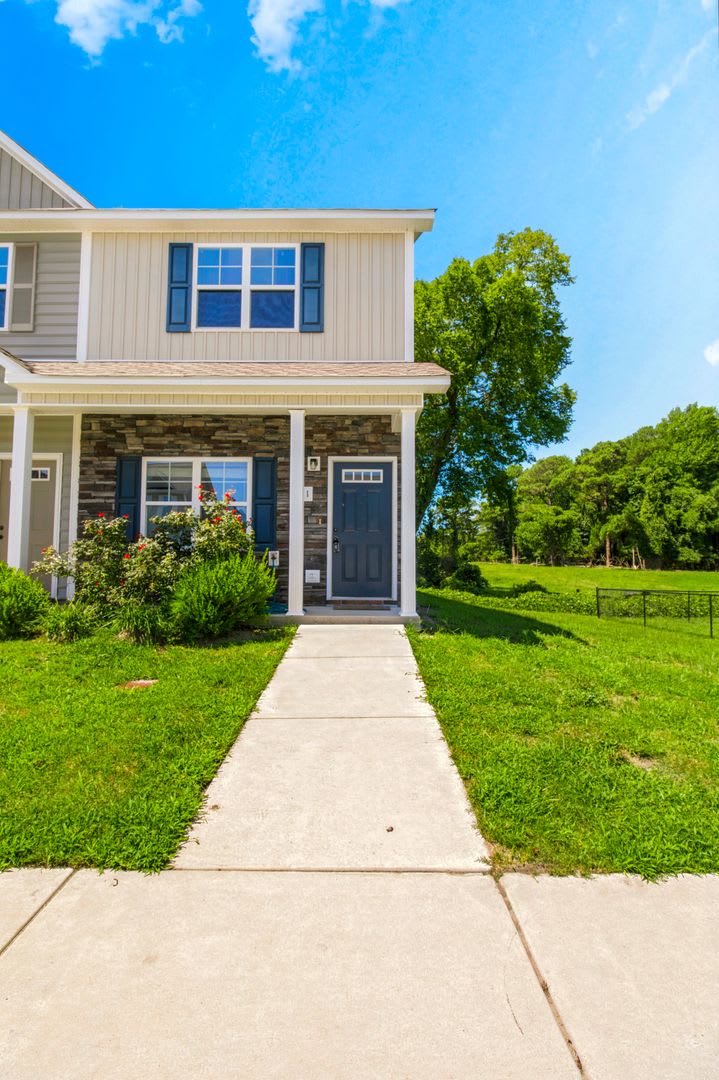Pet Friendly Townhome In Sneads Ferry! – photo 1 of 13