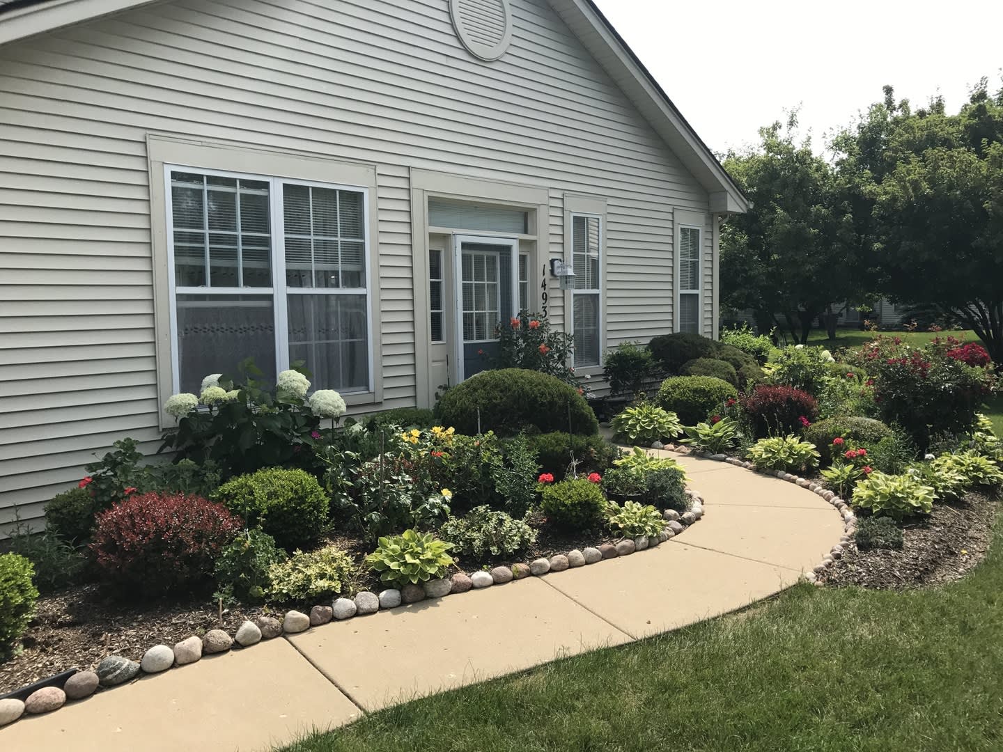 Exceptionally Clean 2-Bedroom Ranch with Double Car Garage – photo 1 of 20
