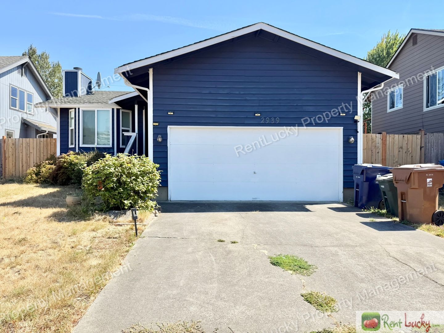 Great 3 Bedroom Home in NE Tacoma with Large Backyard! – photo 1