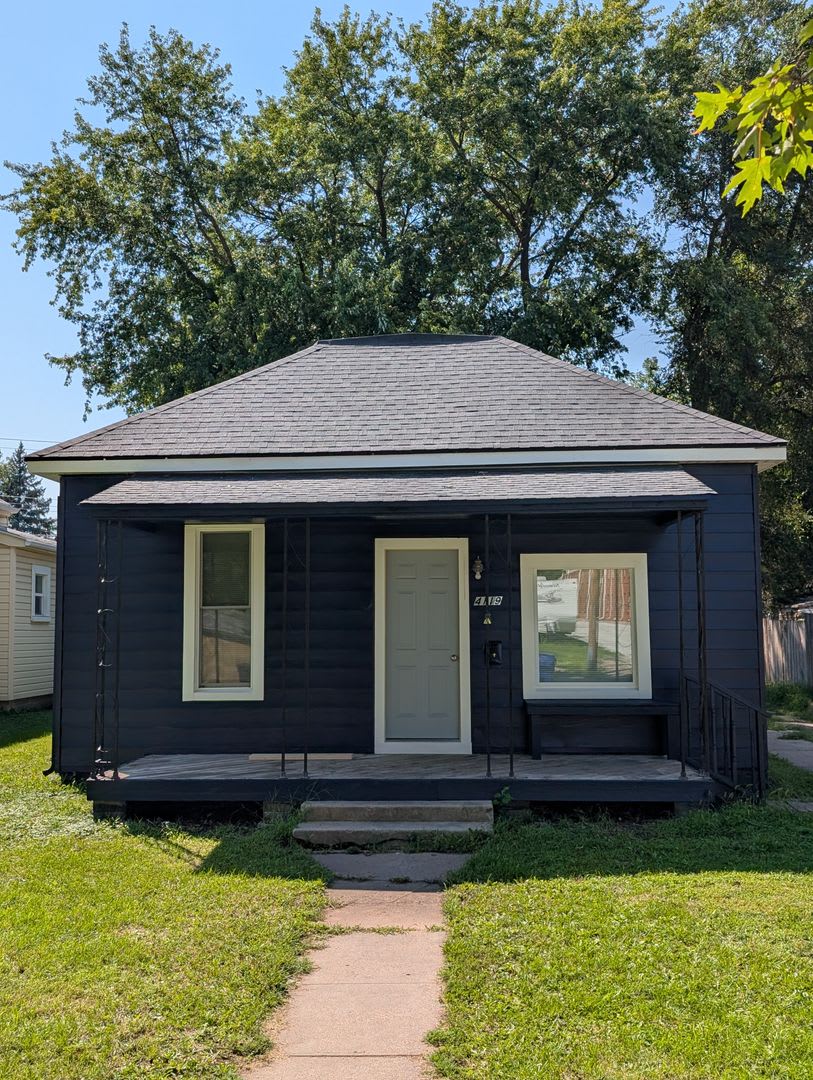 Fully Renovated 2 Bedroom 1 Bath Home – photo 1