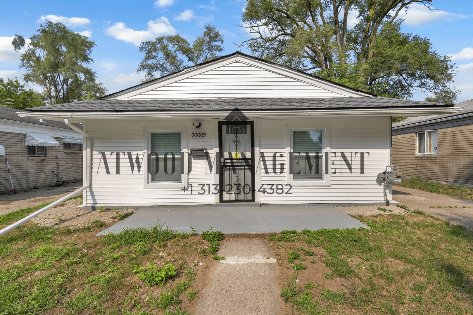 This beautifully updated 4-bedroom, 1-bath single-family home is ready for move-in! – photo 1