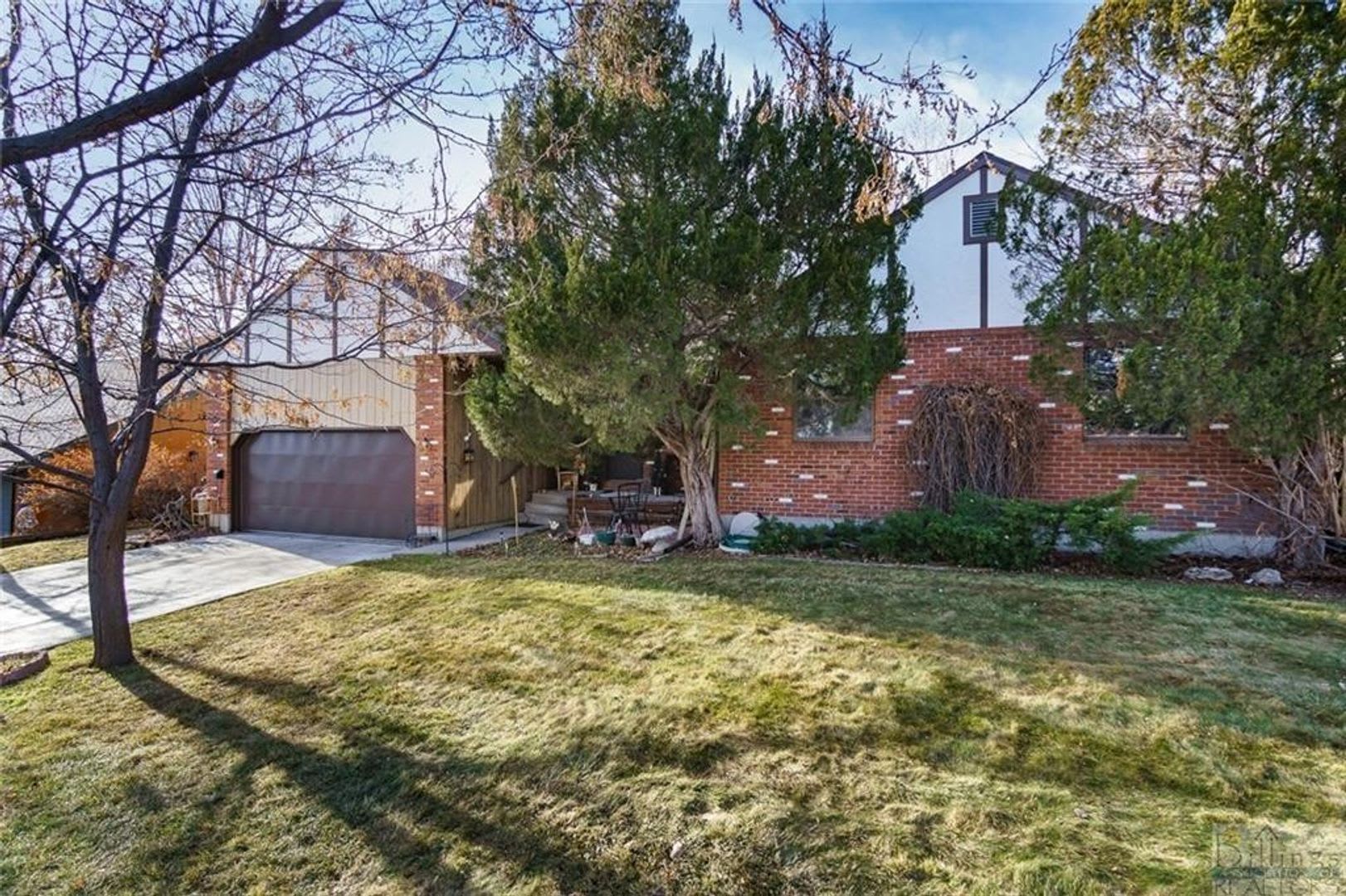 5 Bedroom 3 Bathroom West End Home on Large Lot – photo 1