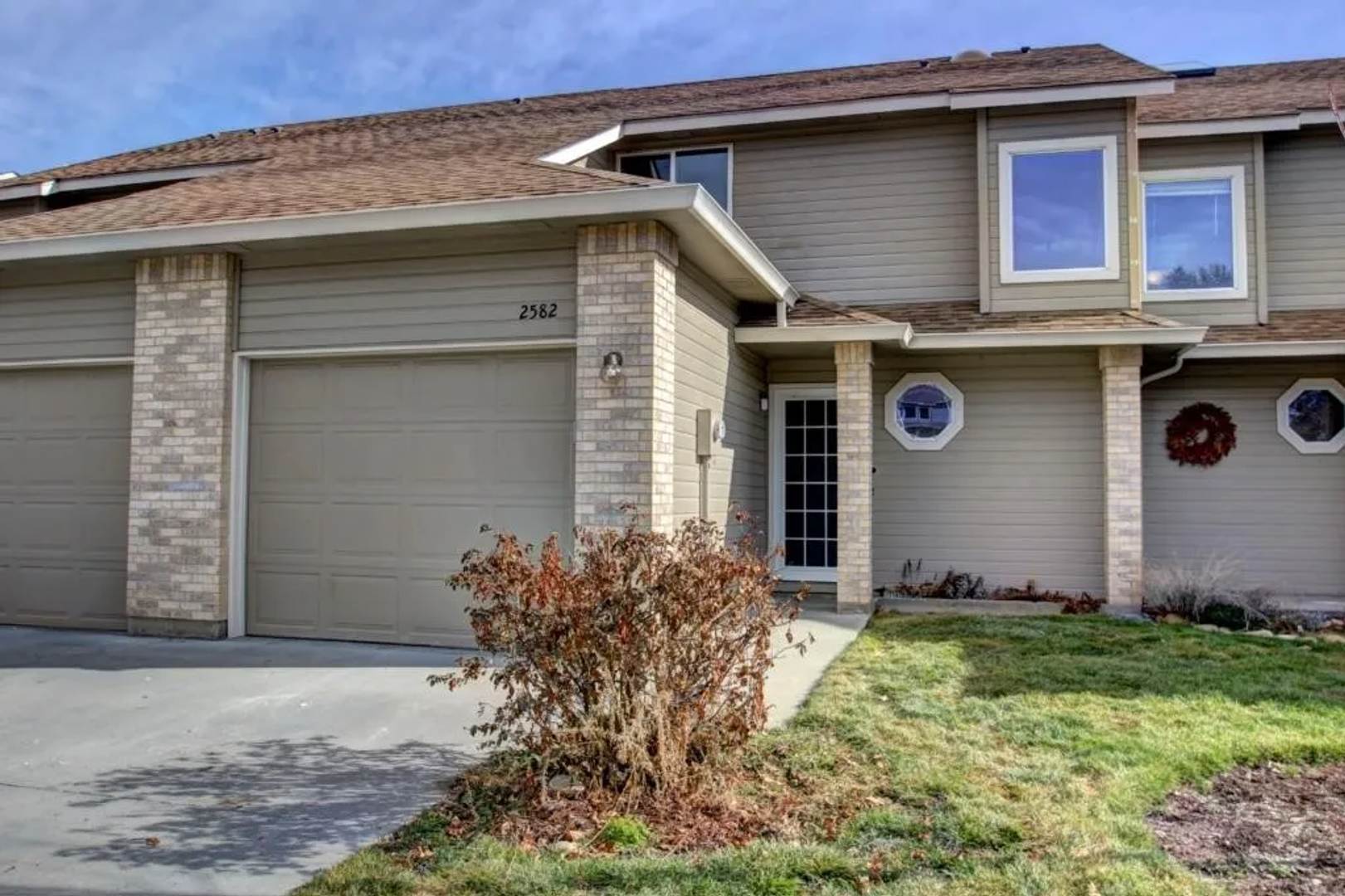Spacious 3 bed Townhome with Fenced Yard, Garage, & Community Pool in Prime Boise Location! – photo 1