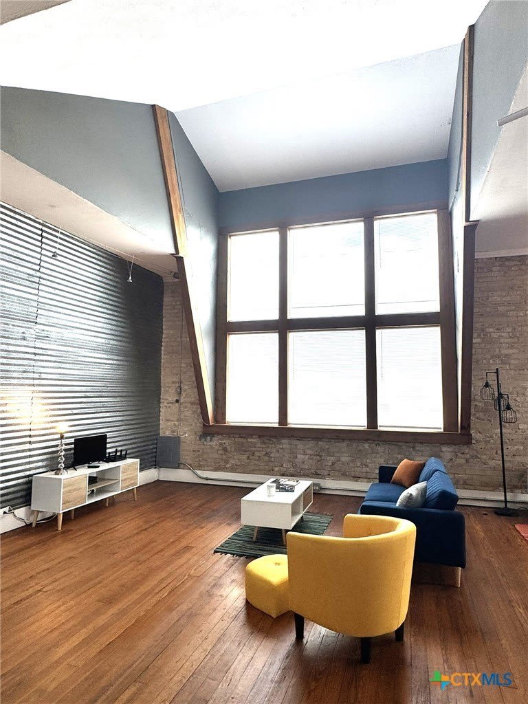 103 W Walnut Street – photo 1
