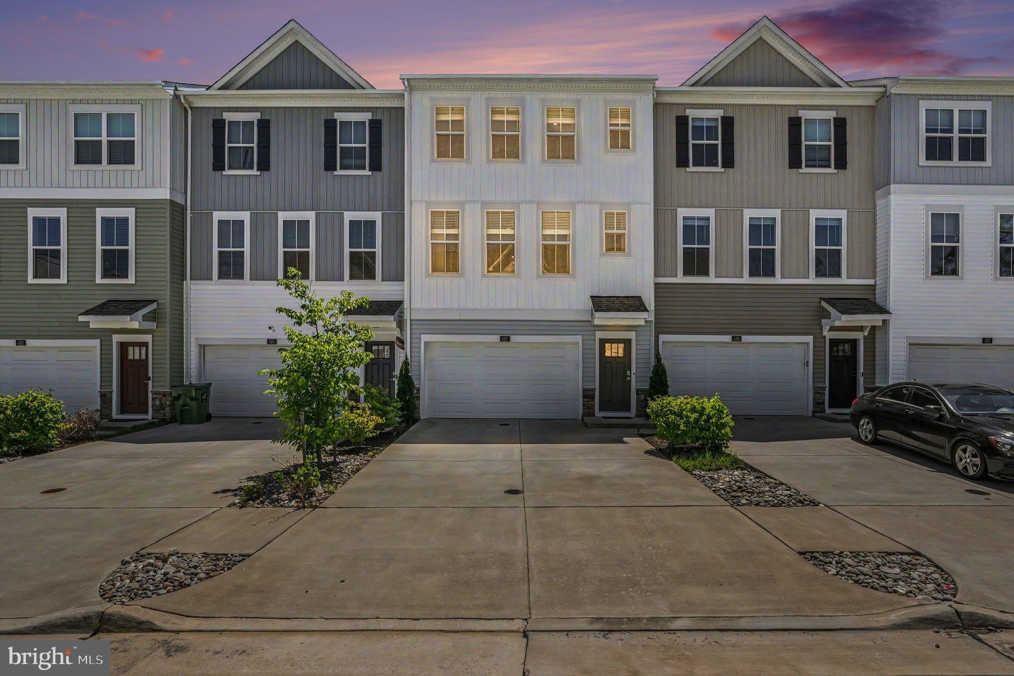 427 SNOWBERRY Lane – photo 1 of 27