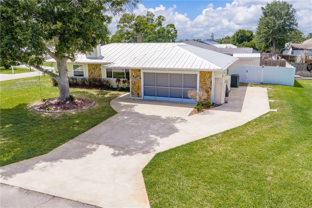 27 Sunset Drive – photo 1 of 32