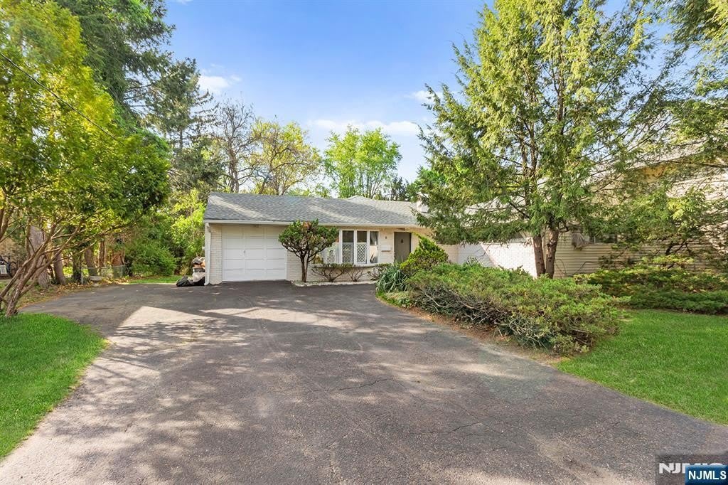 8 Halsey Lane – photo 1 of 18