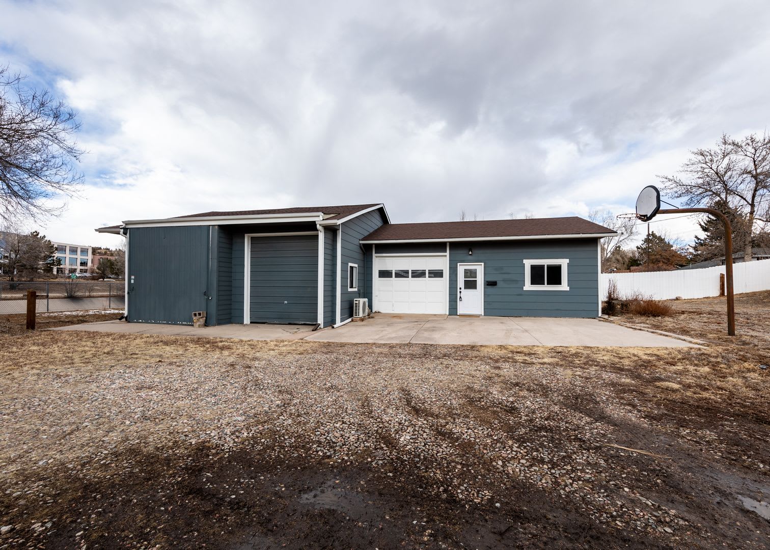 Centrally located Cute 2 Bed Bungalow with Garage – photo 1