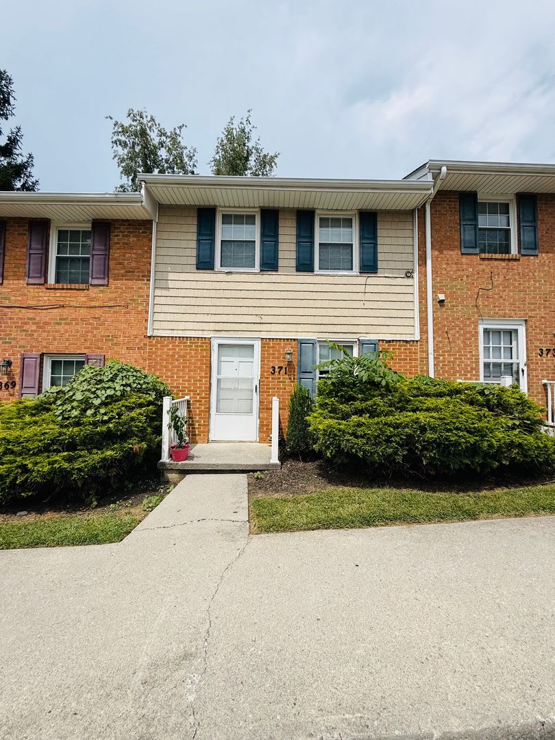 2 Bedroom, 1.5 Bath Townhouse – photo 1