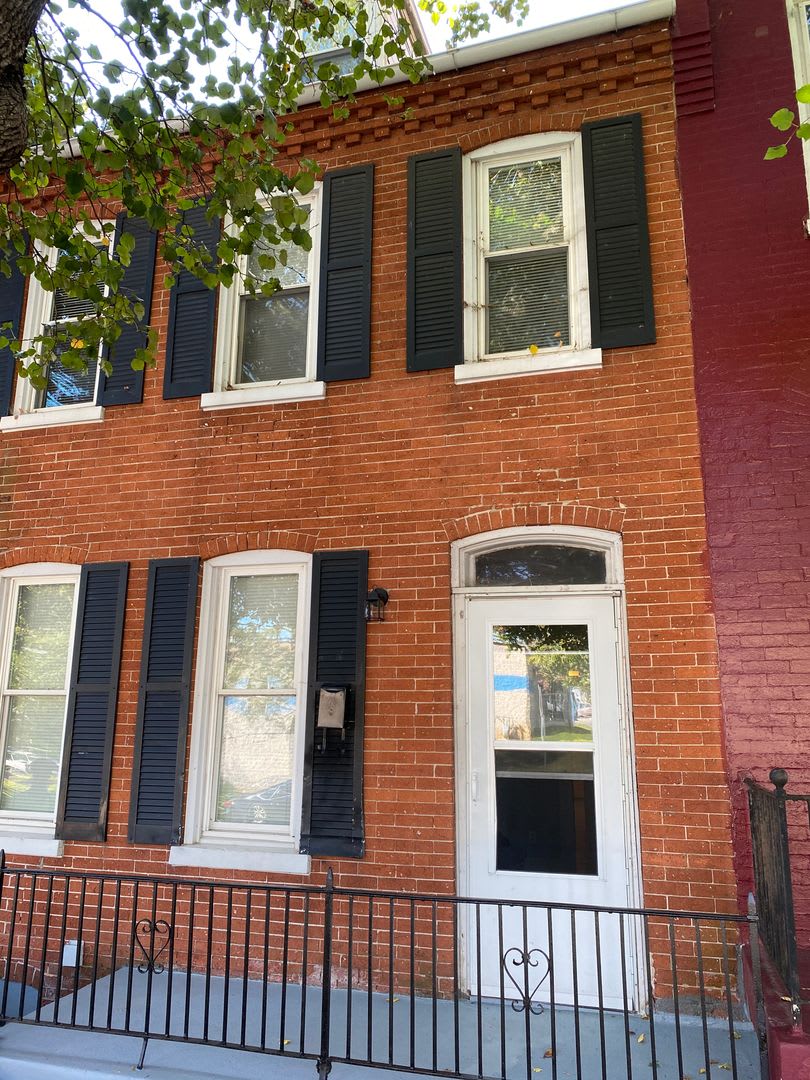 Lovely Four Bedroom House in Lancaster City with Fenced in Backyard – photo 1