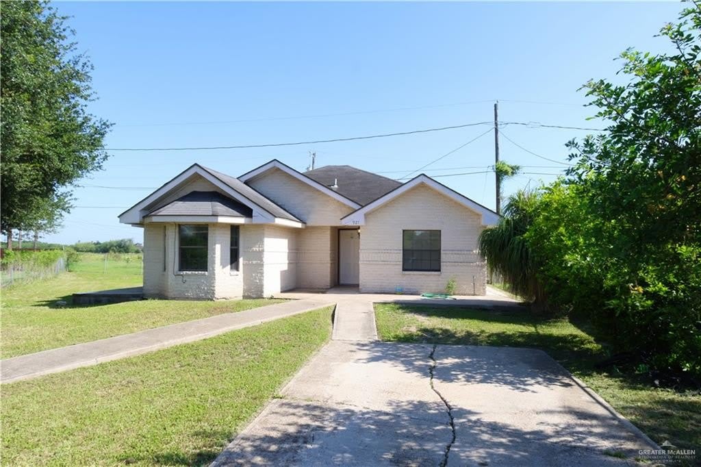 927 E Salazar Street – photo 1 of 16