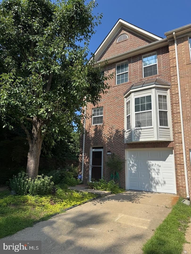 110 LAKEVIEW Court – photo 1