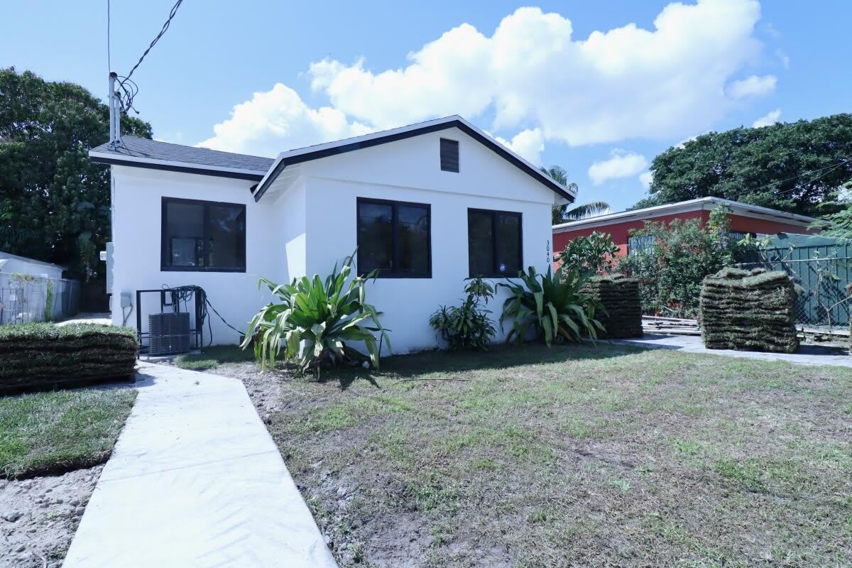 3040 NW 13th Avenue – photo 1